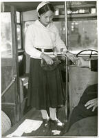 １９３６年　福岡バスのバスガールが乗客の… [ASA110023069]