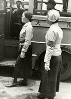 １９３６年　大阪市営バスの女性車掌と案内係 [ASA110023072]