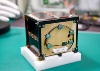 世界初の木造人工衛星が完成　実物③ [ASA110023376]