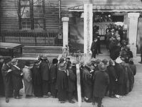 第１回普選、投票所へ行列 [ASA110023378]