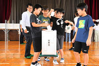 模擬選挙で投票する児童 [ASA110023656]