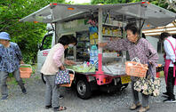 移動販売車で買い物するお年寄りら [ASA110023927]