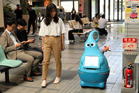市民課まで人を誘導するＡＩロボット「わっ… [ASA110023956]