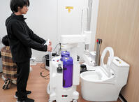 トイレ掃除ロボットの試作機のデモンストレ… [ASA110023957]