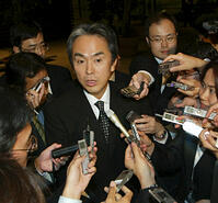記者の質問に答える石原国交相 [ASA110024031]