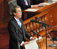 通常国会開会）衆院本会議で演説する石原伸… [ASA110024044]
