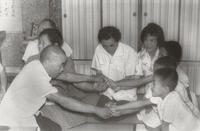 １９７５年　中国ではぐれた長男と30年ぶり… [ASA110024061]