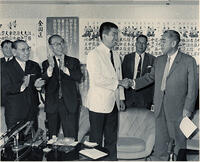 1968年　参院選で当選した石原慎太郎氏が佐藤… [ASA110024059]
