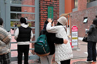 韓国の大学受験会場入り口で抱き合う学生と… [ASA110024084]