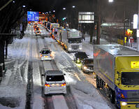 雪で車が動けなくなり、渋滞する道路／群馬… [ASA110024093]