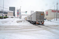 渋滞する国道８号　福井で記録的大雪 [ASA110024100]
