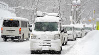 国道４８号で、雪のため立ち往生する車 [ASA110024107]