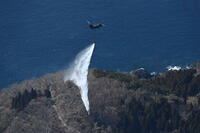 森林火災現場で消火活動を行う自衛隊機　大… [ASA110024323]