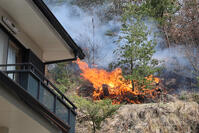 住宅に迫る今治山の火事 [ASA110024368]