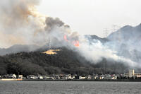 岡山市南区の山火事　燃え上がる [ASA110024374]