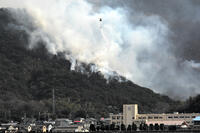 岡山市南区の山火事　ヘリで消火活動 [ASA110024375]