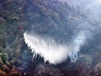 空撮　消火活動　愛媛県今治市の山林火災 [ASA110024396]