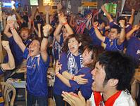 サッカーＷ杯［日本―トルコ］スポーツバー… [ASA110024540]