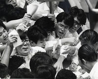 1986年、熱気あふれる東京証券取引所の場立ち [ASA110024563]