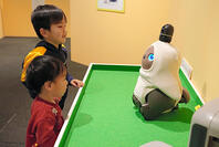 パートナーロボットと触れあう来場者　埼玉 [ASA110024604]
