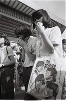 １９６６年　ビートルズ公演に集まったファン [ASA110024650]
