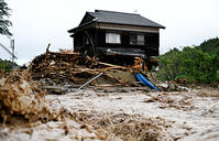 流木が引っかかった住宅　久手川町　能登豪雨 [ASA110024715]