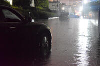 路上に残された冠水した車両 [ASA110024730]