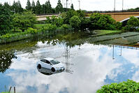 千葉県で線状降水帯。柏市で水につかった車 [ASA110024731]