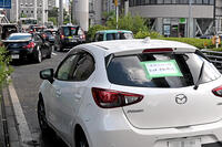 「レッカー手配中です」と貼り紙がされた車 [ASA110024733]