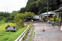 倒壊した篠原忠治さんの自宅の前には軽自動… [ASA110024734]