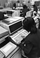 1983年　端末機を操作するOL [ASA110024763]