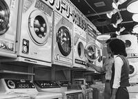 秋葉原商店街　衣類乾燥機が好調（1980年） [ASA110024774]
