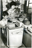 １９６４年　東京水不足　台所に置かれた電… [ASA110024781]