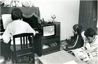 １９８４年　ピアノを弾く少女の脇で、本を… [ASA110024782]