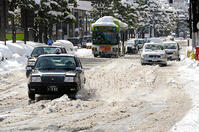 道路は解けた雪と水でぬかるみのようになっ… [ASA110024798]