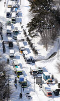 大雪のため立ち往生した国道１８号（大雪か… [ASA110024805]