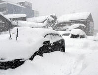 雪に埋まりそうな車　福井で記録的大雪 [ASA110024808]