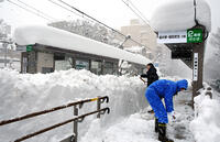 電停の除雪作業　大雪、生活に打撃　福井　… [ASA110024809]
