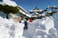 除雪作業をする荒川久男さんと妻　北陸で大雪 [ASA110024812]