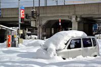 雪に埋もれた福井市内のコインパーキング [ASA110024813]