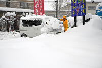 雪かきをする男性　新潟・魚沼 [ASA110024815]