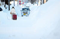 大雪の札幌、通勤・通学にも影響 [ASA110024816]