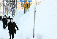 大雪の札幌、通勤・通学にも影響 [ASA110024817]