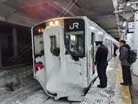 新青森駅　大雪の影響　止まったままの列車 [ASA110024831]