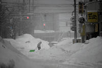 雪で見通しが悪くなった道路 [ASA110024839]