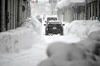 雪道を走る車 [ASA110024840]