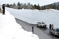 八甲田ゴールドラインに春、雪の回廊が観光… [ASA110024842]