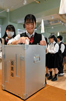 生徒会選挙に投票する高校生 [ASA110024884]