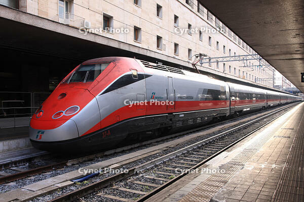 ローマ・テルミニ駅　高速列車フレッチャロッサ [IMS110000706]