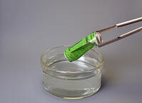 気圧の差でつぶれる缶 [JIM110002808]